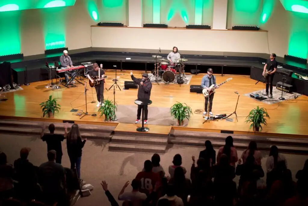 Iron City Worship leads music at Pursue